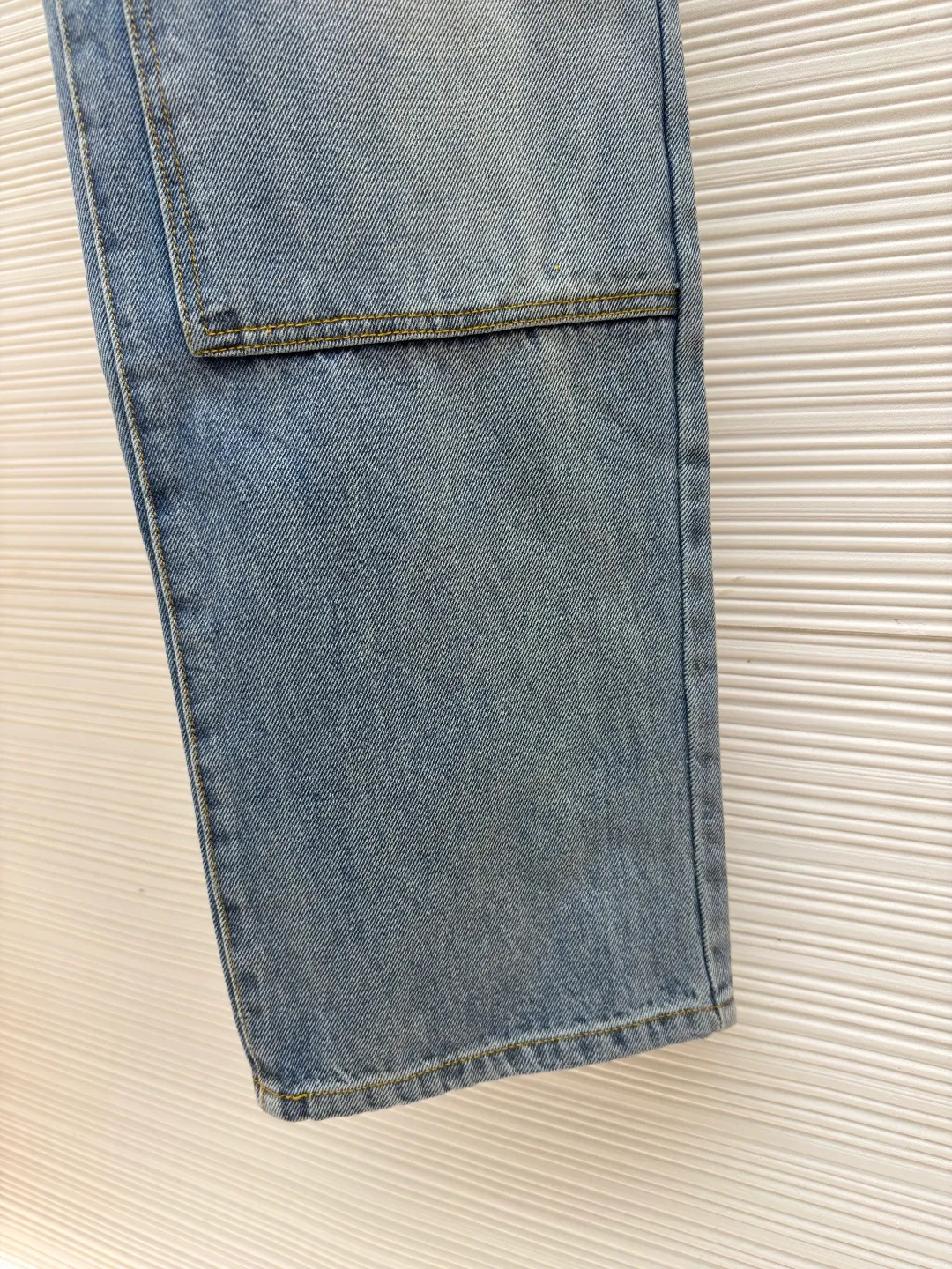 LOUIS VUITTON distressed washed blue denim trousers ●Original version: purchased and developed at 11999 ●Item number: 1682235-B15 ●Fabric: pure cotton denim ●Technology: laser cutting ●Color: blue ●Type: fitted version ●Weight: about 920 grams ●Size: 28-30-32-34-36 ●Description: Made of high-quality pure cotton denim, the fabric material ensures classic denim texture, durability and breathability. Classic washed colors are achieved through professional industrial washing processes. The function of washing is to soften the fabric and eliminate the stiffness of new cloth; by controlling the degree of fading, it can form a layered retro blue tone; and at the same time, it can prevent the garment from shrinking significantly in the future. The calm topstitching contrasts with the fabric but is not too knotty in stitching color to highlight the stitching structure and enhance the workwear style. The back pocket is top-stitched with the word LV: the logo on the chest pocket is embroidered by stitches, and the embroidery stitches are closely connected and evenly arranged in straight lines. Its function is to outline the outline of the logo in a delicate and extremely strong way. The edges are neat, wear-resistant and durable, and are in line with the functional attributes of workwear. Nubuck leather logo patch: High-quality nubuck leather is laser-cut and embossed with the brand logo and sewn on the back of the pants. What it does is introduce a luxuriously soft touch that creates a premium contrast with stiff denim. The ticket bag is equipped with a logo patch, which fixes the brand leather logo on this small pocket and becomes a refined identity embellishment. Pearlescent effect buttons and rivets: Replace the metal hardware of traditional workwear with fasteners with a warm pearlescent effect. Its function is to enhance the sophistication and uniqueness of the piece in the details, while retaining the functional rivet reinforcement. The overall wiring is straight and delicate, the fabric is comfortable and soft, and the color is consistent without color difference. It can be matched with the same style to create a fashionable look and control various occasions. Customized accessories, complete with three standards, same style for men and women!